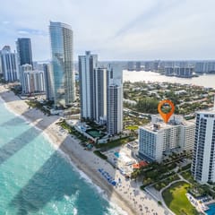 Beachfront Studio · 2 Queen Beds, Balcony + Pool