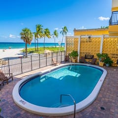 Beachfront 1BR · Ocean View, Pool + Free Parking