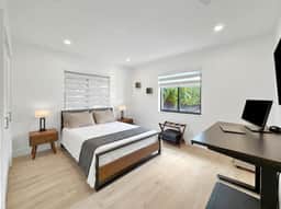 Modern 3BR Home · Huge Backyard, Mins to Brickell - Image 4