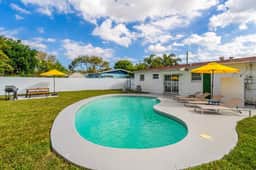 Private Pool 3BR Sleeps 8 · Modern Hollywood Home - Image 2