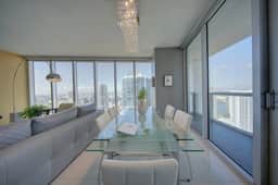 Spectacular 46th Floor Corner 2BR Bay & City View - Image 4