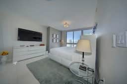 Spectacular 46th Floor Corner 2BR Bay & City View - Image 3