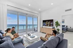 Oceanfront Penthouse 2BR · Free Parking + Views - Image 5