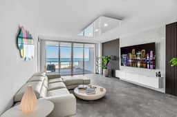 Direct Oceanfront 2BR · Huge Balcony, Free Parking - Image 2