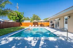 Bright 3BR + Private Pool · Quiet Hollywood Street - Image 2
