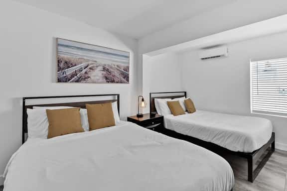 Cozy Studio 2 Blocks from the Beach – Unit 4 - Image 1