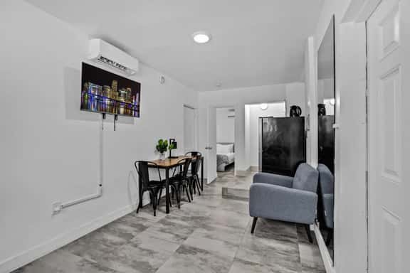 Cozy Studio 2 Blocks from the Beach - Unit #3 - Image 1