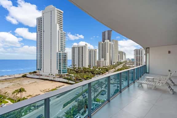Sunny Isles 2BR Ocean View · Free Parking + Pool - Image 1