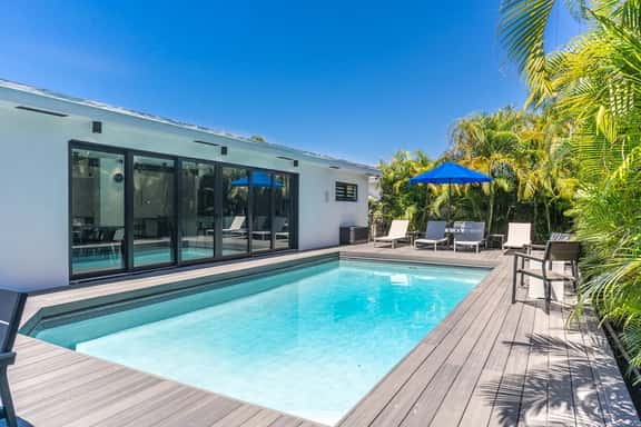 Heated Pool Modern 5 Bedrooms House 9 min to Ocean - Image 1