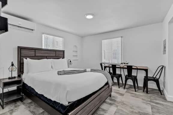 Charming 2 BR Walking Distance to Ocean - Unit 2 - Image 1