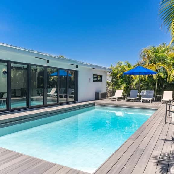 Heated Pool Modern 5 Bedrooms House 9 min to Ocean - Image 1