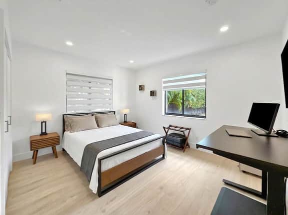 Modern 3BR Home · Huge Backyard, Mins to Brickell - Image 4