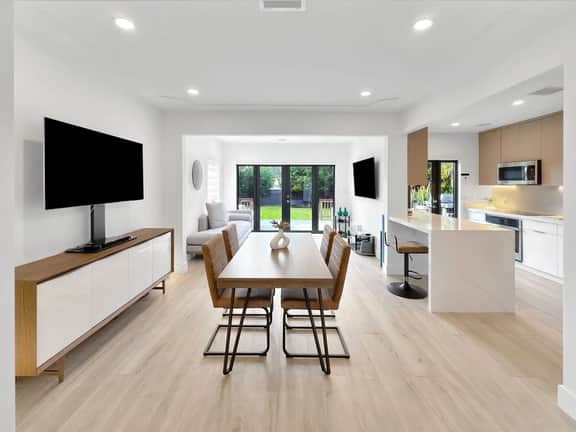 Modern 3BR Home · Huge Backyard, Mins to Brickell - Image 2