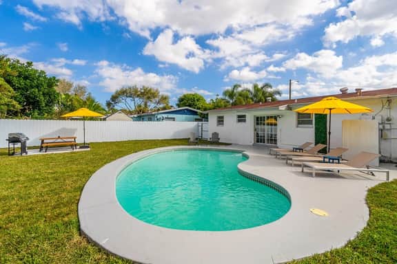 Private Pool 3BR Sleeps 8 · Modern Hollywood Home - Image 2