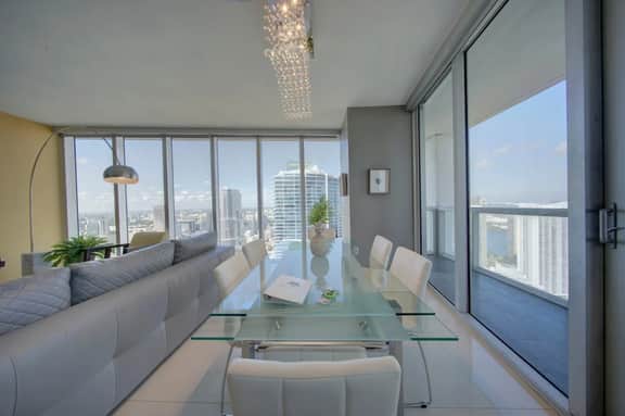 Spectacular 46th Floor Corner 2BR Bay & City View - Image 4