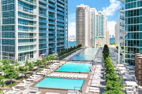 Spectacular 46th Floor Corner 2BR Bay & City View - Image 2