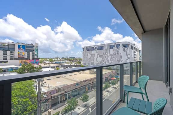 Wynwood 2-Unit Combo for 8 · Same Floor + Rooftop - Image 5