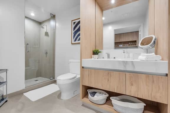 Luxury Studio · Balcony + Rooftop Pool, Downtown - Image 5