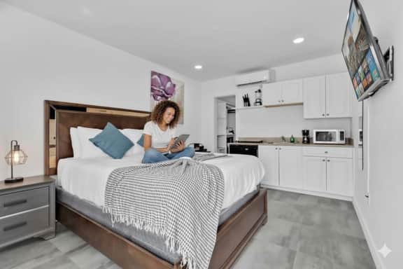 Charming Studio Walking Distance To Ocean - Unit 8 - Image 3