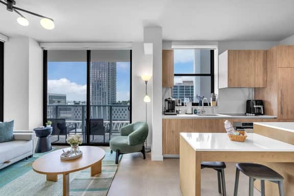 Skyline View 2BR · Rooftop Pool, Downtown Miami - Image 4