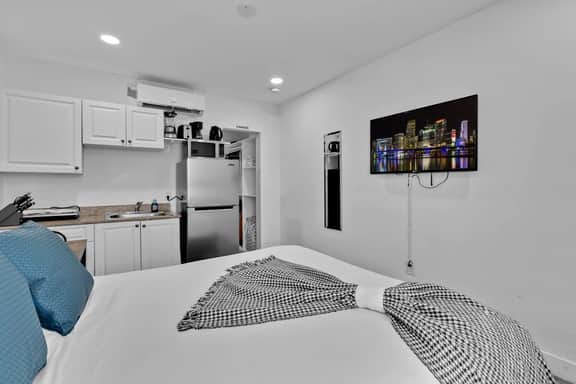 Cozy Beach Studio | 1 Min to Hollywood Broadwalk - Image 5