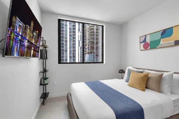 Corner 1BR · Rooftop Pool, Wrap Balcony + Views - Image 4