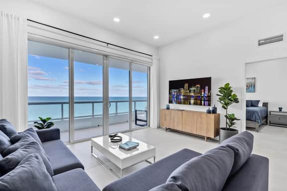 Oceanfront Penthouse 2BR · Free Parking + Views - Image 2