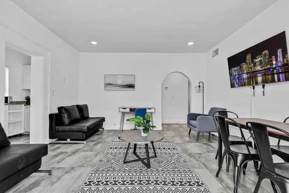 1 block to the Beach 1BR Sleeps 6 · On Hollywood - Image 2
