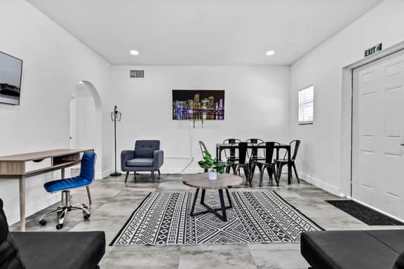 1 block to the Beach 1BR Sleeps 6 · On Hollywood - Image 5