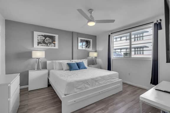 1 Block to Beach · South Beach 1BR for 6, Collins - Image 4