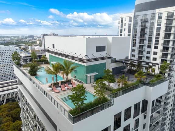 Chic Corner 2BR · Rooftop Pool + City Views, MIA - Image 5