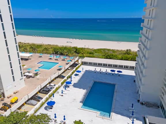 Direct Oceanfront 2BR · Huge Balcony, Free Parking - Image 5