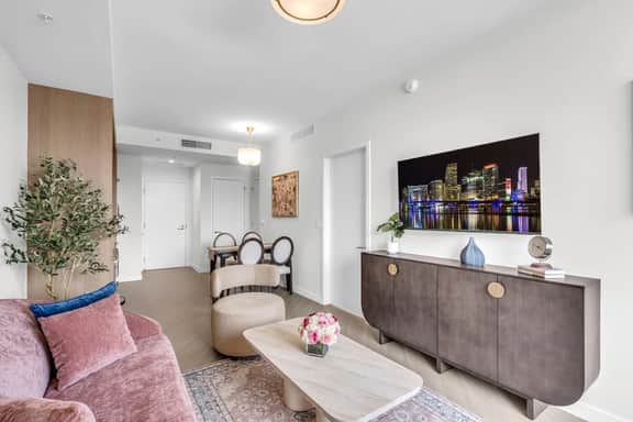 Wynwood 1BR · Balcony + Rooftop Pool, Near Murals - Image 4