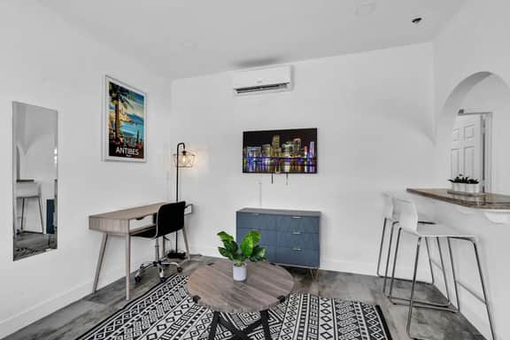 Steps to Beach 1BR · Hollywood Broadwalk Suite 10 - Image 2