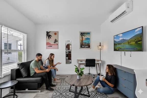 Steps to Beach 1BR · Hollywood Broadwalk Suite 10 - Image 3