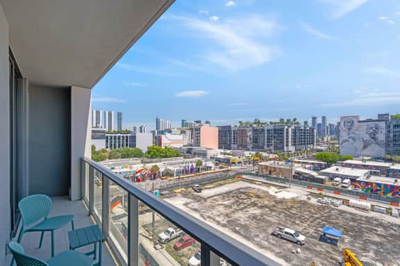 King Bed Wynwood 1BR · Rooftop Pool + Views - Image 3