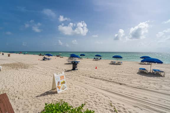 Beachfront Studio · 2 Queen Beds, Balcony + Pool - Image 3