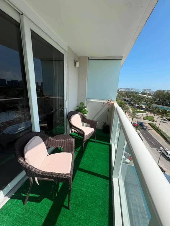 Beachfront Studio · 2 Queen Beds, Balcony + Pool - Image 5