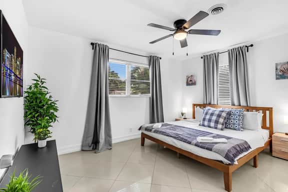 Heated Pool + Hot Tub 5BR · Sleeps 13, Hollywood - Image 5