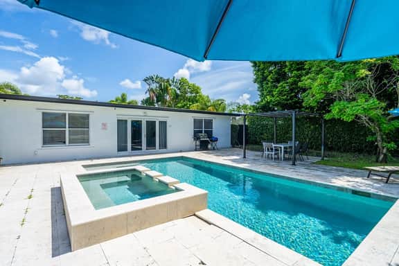 Heated Pool + Hot Tub 5BR · Sleeps 13, Hollywood - Image 2