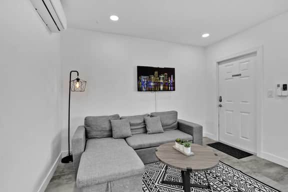 Charming Beach Studio · 2 Blocks to Ocean + Shops - Image 2
