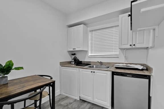 Charming Beach Studio · 2 Blocks to Ocean + Shops - Image 4