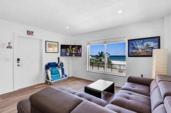 Beachfront 1BR · Ocean View, Pool + Free Parking - Image 3