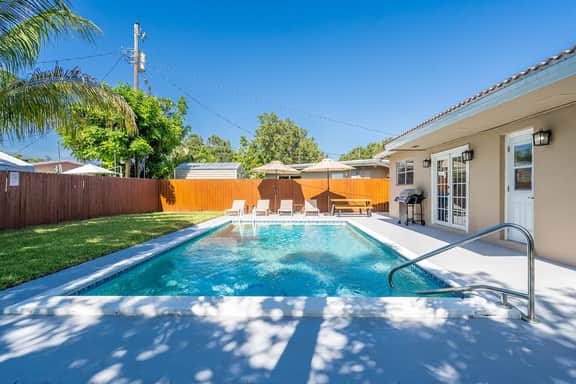 Bright 3BR + Private Pool · Quiet Hollywood Street - Image 2