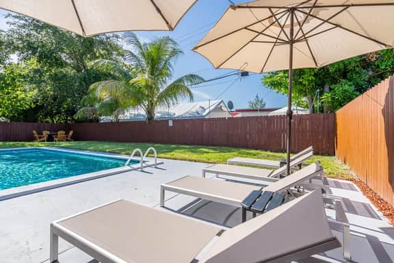 Bright 3BR + Private Pool · Quiet Hollywood Street - Image 4