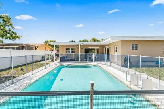 Heated Pool 3BR Family Home · Near Hollywood Beach - Image 4