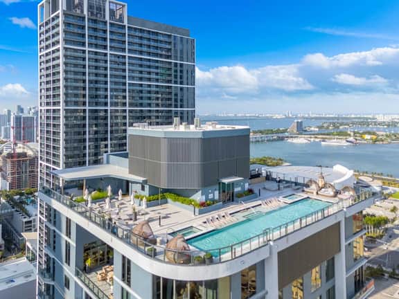 2 Apts for 8 · 2BR/2BA, Rooftop Pool, Downtown MIA - Image 5