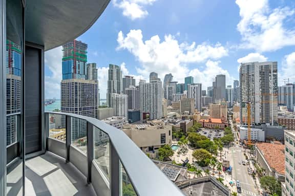 2 Apts for 8 · 2BR/2BA, Rooftop Pool, Downtown MIA - Image 4