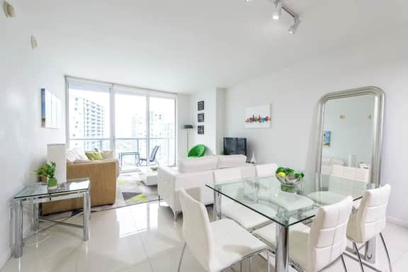 Icon Brickell 1BR · Waterfront + Huge Resort Pool - Image 5