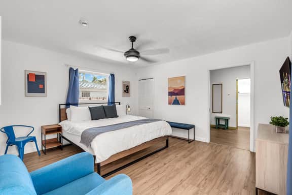 Bayfront Villa 4 BR with Heated Pool 10 min walk to Beach - Image 5